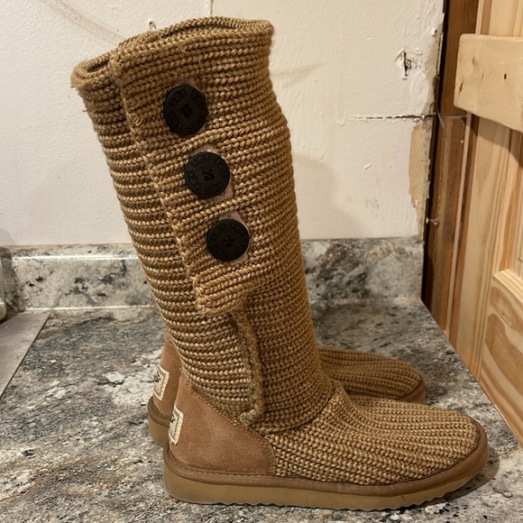 EUC UGG Classic Cardy Button Detailed Yarn Knit Boots Tan Wool Lining Size 8 - Picture 8 of 10